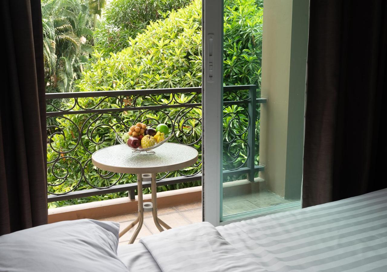 Greenview Ekkamai10 Suite Bangkok Exterior foto