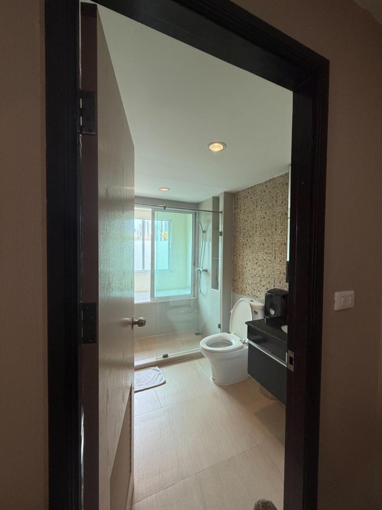 Greenview Ekkamai10 Suite Bangkok Exterior foto